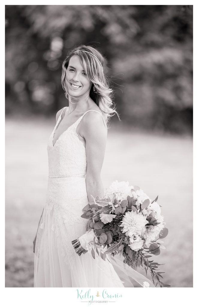 A bride holds flowers | Kelly Cronin Photography | Cape Cod Wedding Photographer
