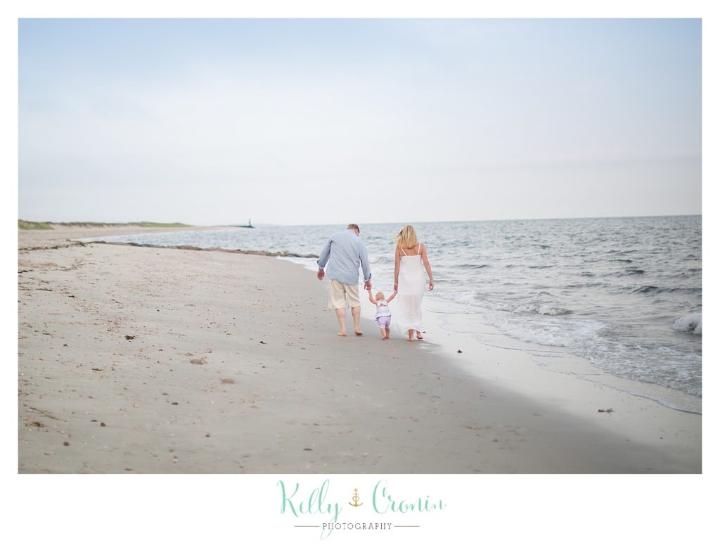 A family walks on the beach | Kelly Cronin Photography | Cape Cod Family Photographer