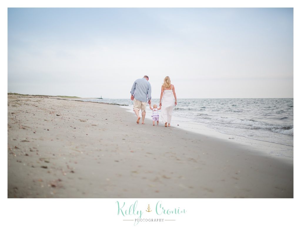 A family walks together | Kelly Cronin Photography | Cape Cod Family Photographer