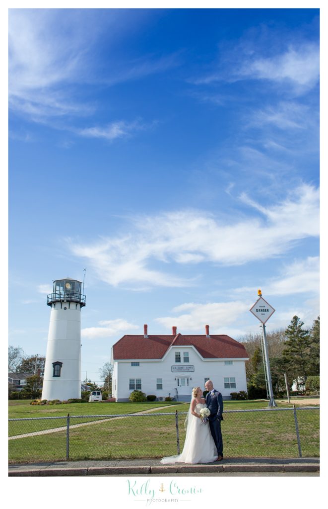 A couple kisses in front of their wedding venue | Kelly Cronin Photography | Cape Cod Wedding Photographer