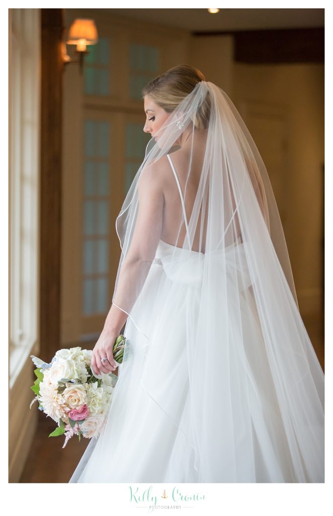 A bride shows off her veil | Kelly Cronin Photography | Cape Cod Wedding Photographer