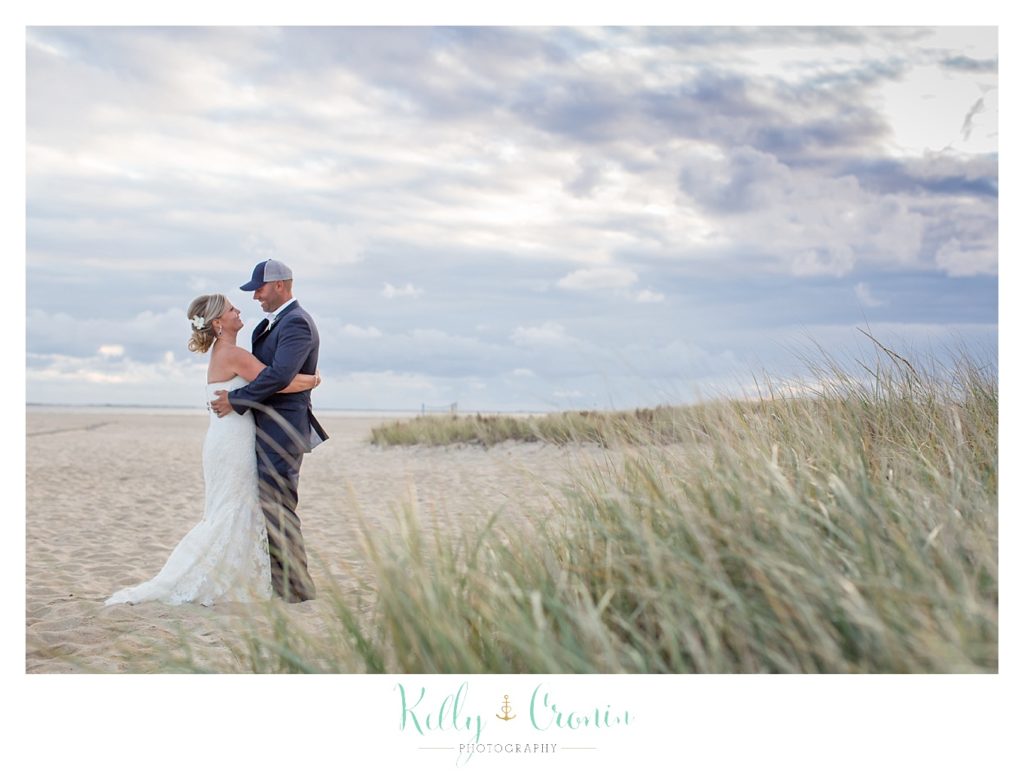 A marrried couple hugs | Kelly Cronin Photography | Cape Cod Wedding Photographer