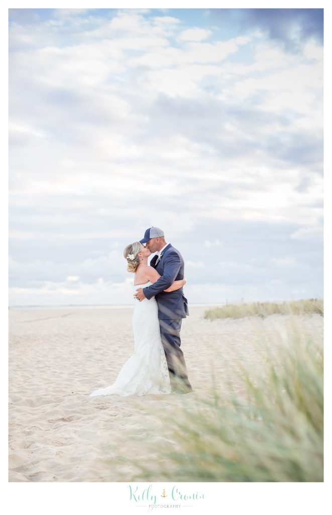 A newlywed couple kiss | Kelly Cronin Photography | Cape Cod Wedding Photographer