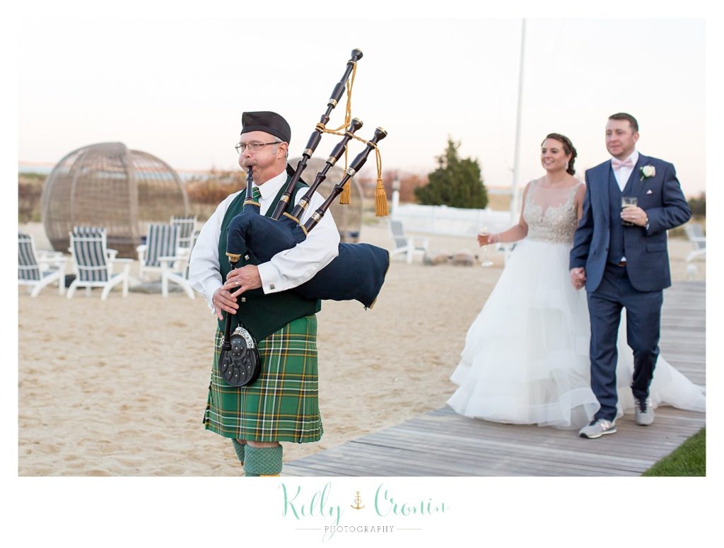 A man playing the bagpipes | Kelly Cronin Photography | Cape Cod Wedding Photographer