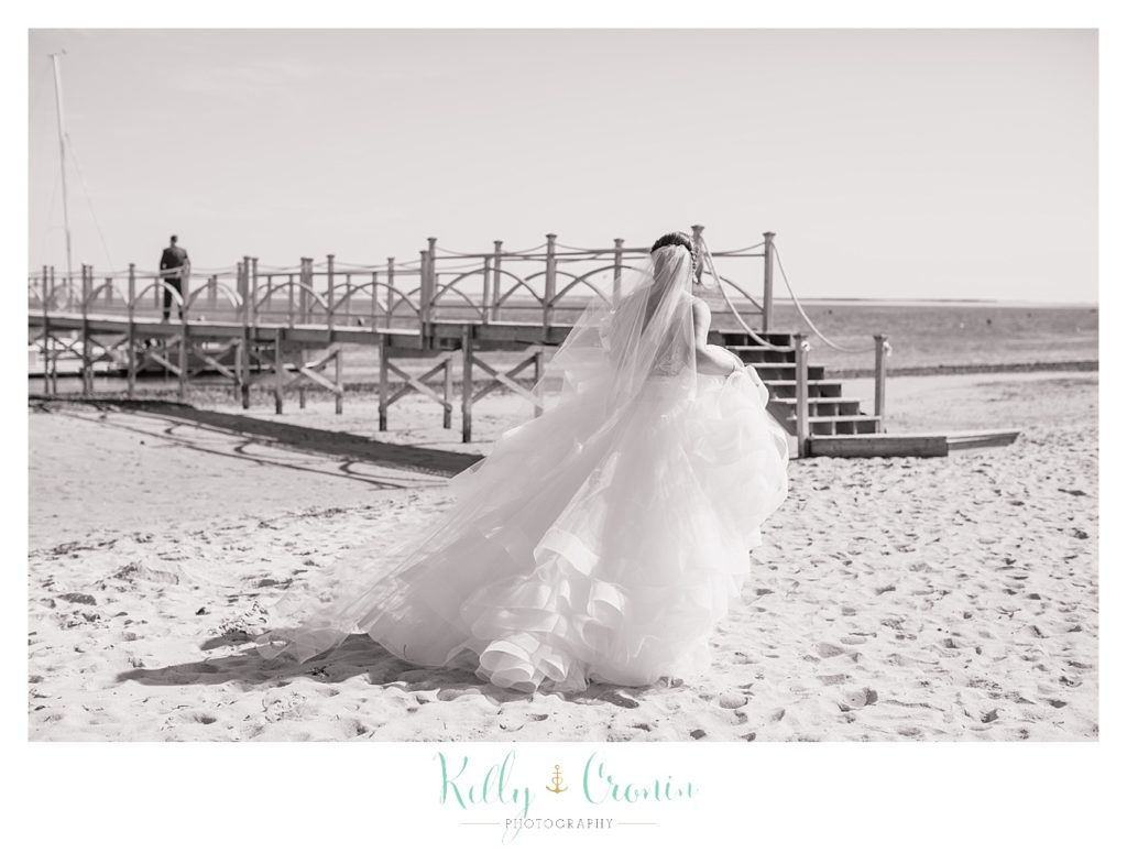 A bride walks in the sand | Kelly Cronin Photography | Cape Cod Wedding Photographer
