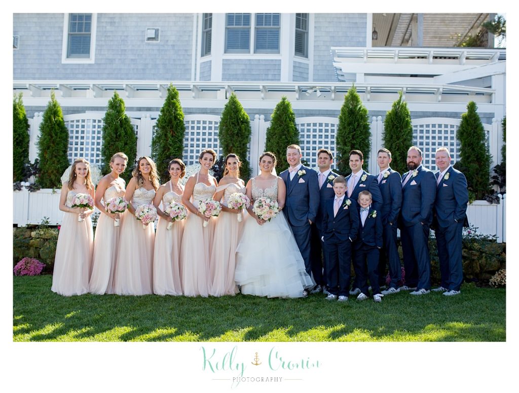 The entire wedding party stands | Kelly Cronin Photography | Cape Cod Wedding Photographer