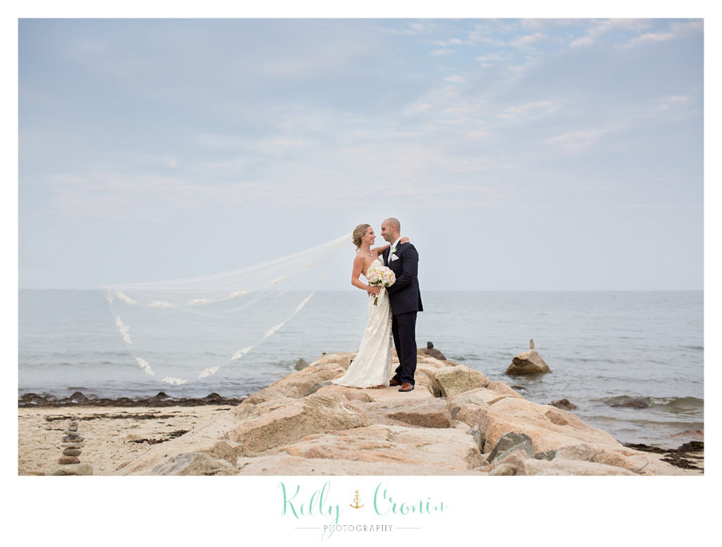 A bride's veil blows in the wind, wedding held at the White Cliffs Country club and captured by Kelly Cronin Photography