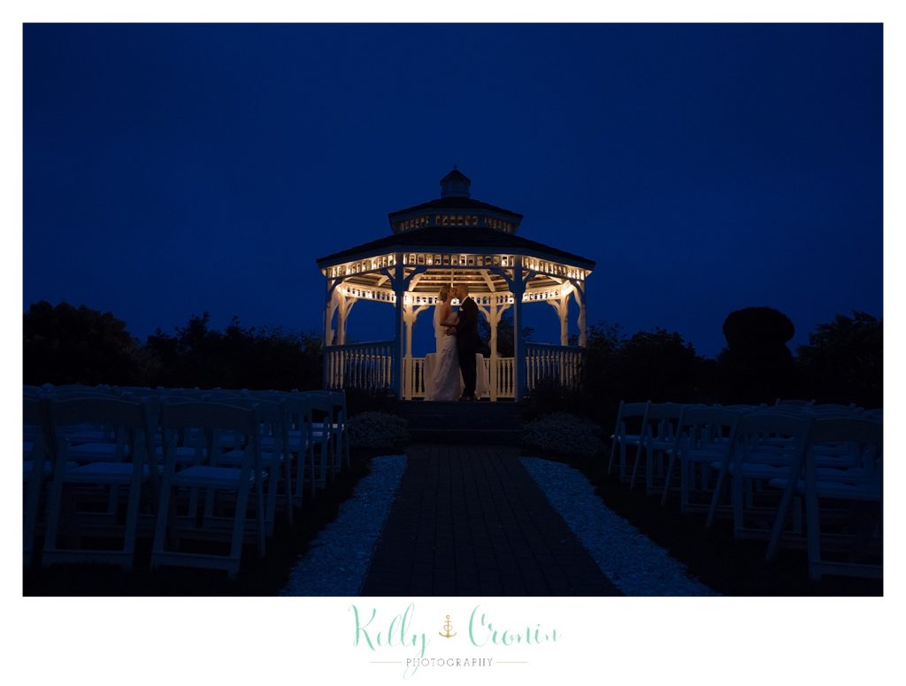 A bride and groom kiss under the night sky, wedding held at the White Cliffs Country club and captured by Kelly Cronin Photography