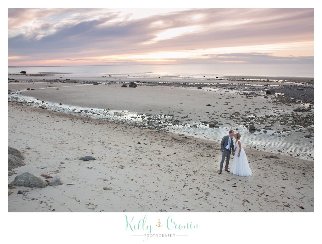 A couple walk along the shore near The Dennis Inn, captured by Kelly Cronin Photography
