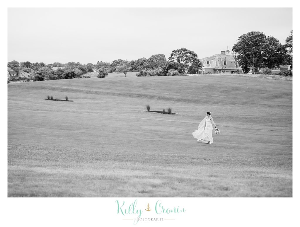 A bride runs | Kelly Cronin Photography | Lighthouse Beach