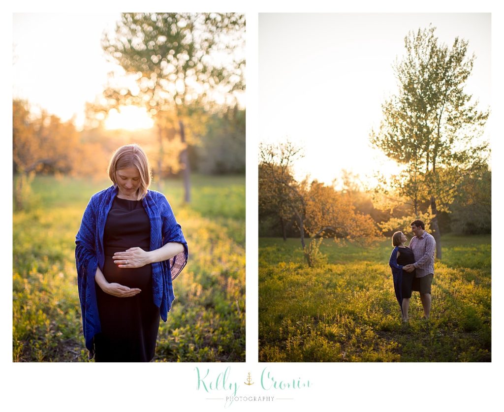A woman holds her pregnant belly | Kelly Cronin Photography | Cape Cod Family Photographer 