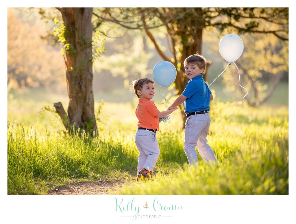 Brothers hold hands | Kelly Cronin Photography | Cape Cod Family Photographer