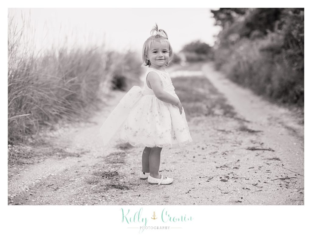 A flower girl takes a walk  | Kelly Cronin Photography | Oyster River Landing