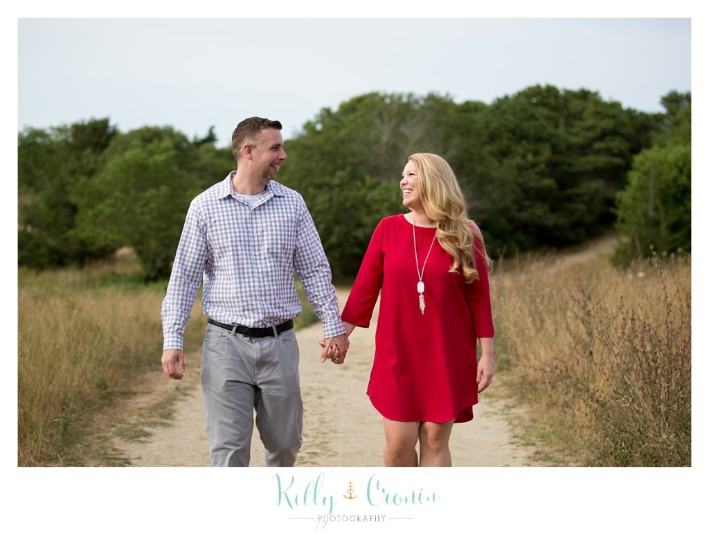 A couple walk hand-in-hand | Kelly Cronin Photography | Outdoor Engagement Session