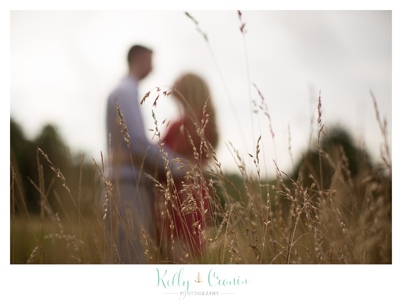 A couple embrace each other | Kelly Cronin Photography | Outdoor Engagement Session