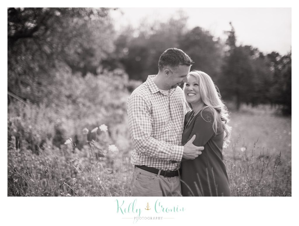 A woman gazes lovingly into her fiance's eyes  | Kelly Cronin Photography | Outdoor Engagement Session