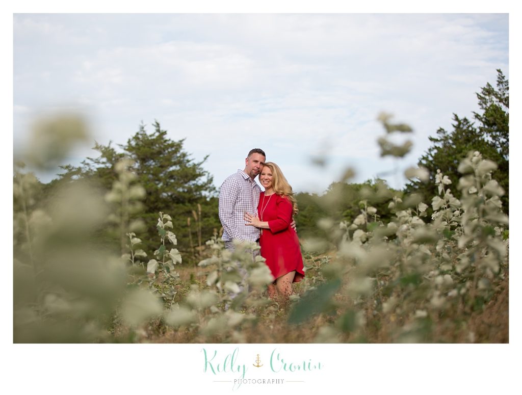 A couple pose in a field  | Kelly Cronin Photography | Outdoor Engagement Session