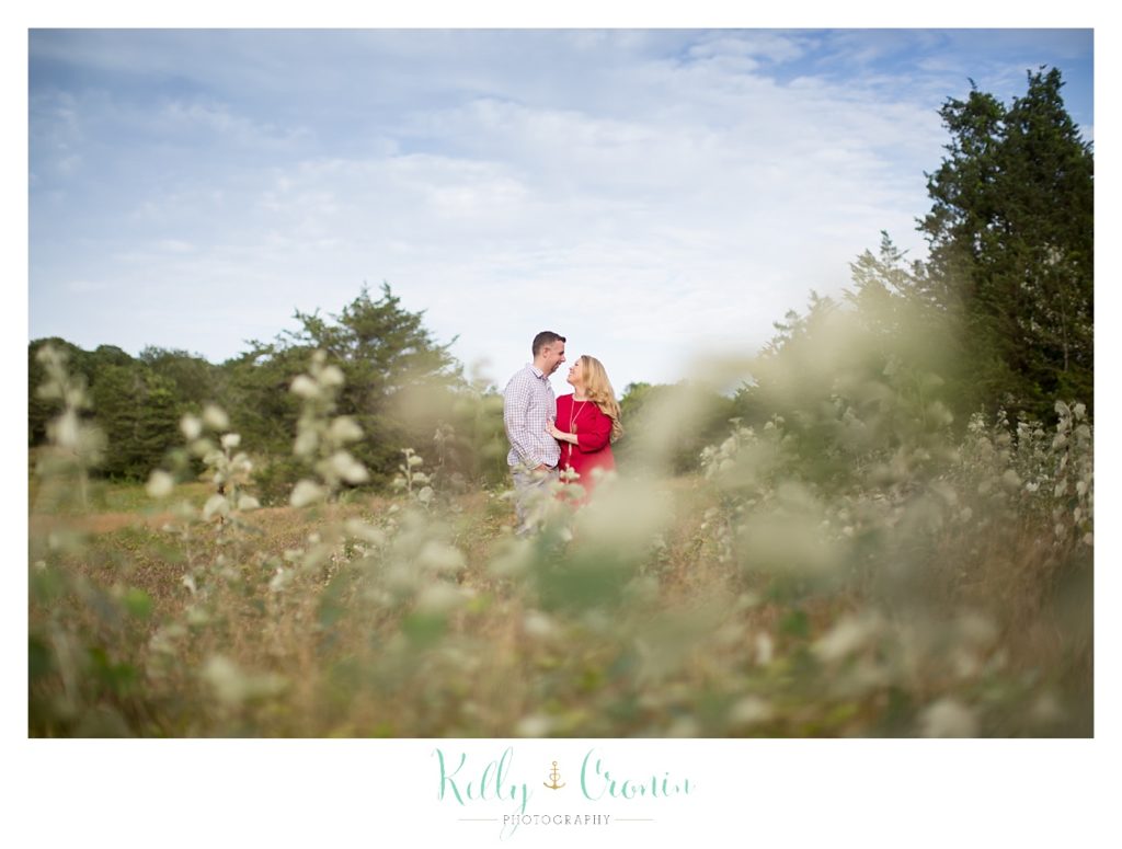 A couple sneak a few moments alone together  | Kelly Cronin Photography | Outdoor Engagement Session