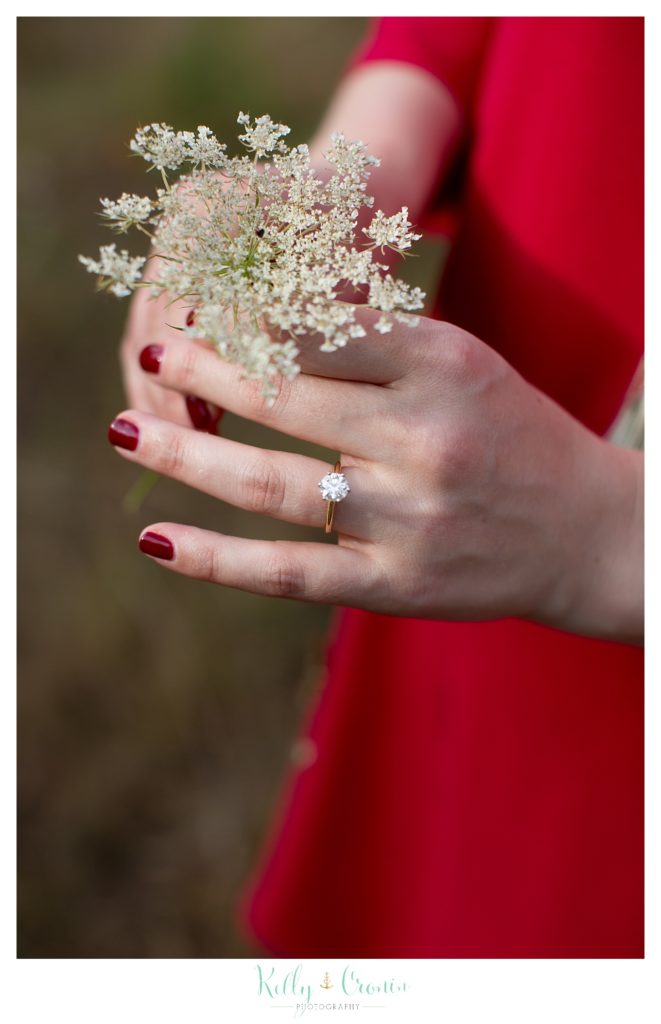 A woman holds flowers  | Kelly Cronin Photography | Outdoor Engagement Session
