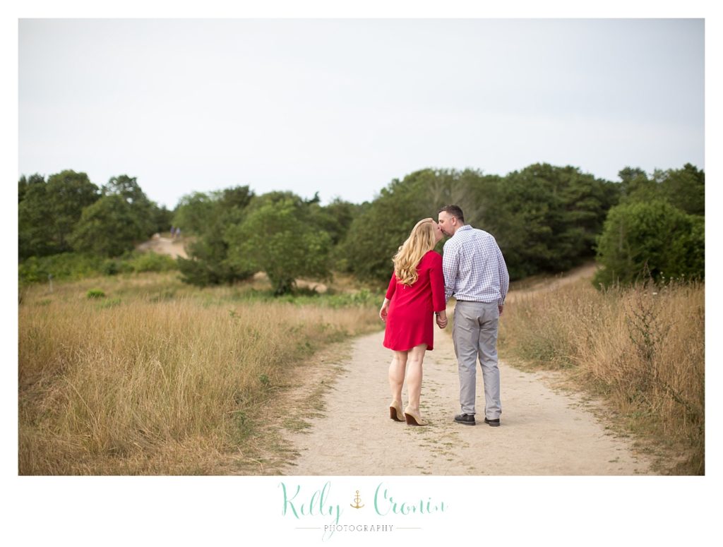 A couple take a walk  | Kelly Cronin Photography | Outdoor Engagement Session