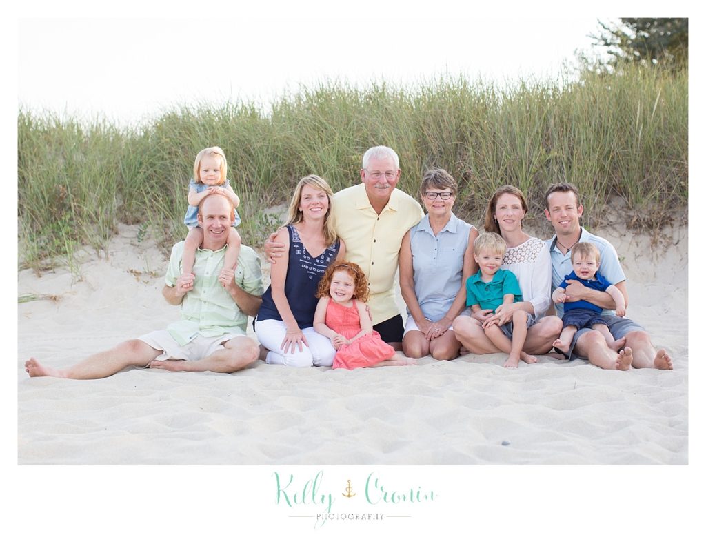 An extended family sits on a beach | Kelly Cronin Photography | Seaside Photography