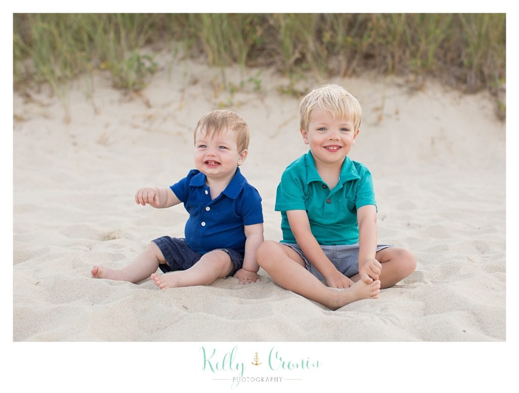 Brothers sit in the sand  | Kelly Cronin Photography | Seaside Photography