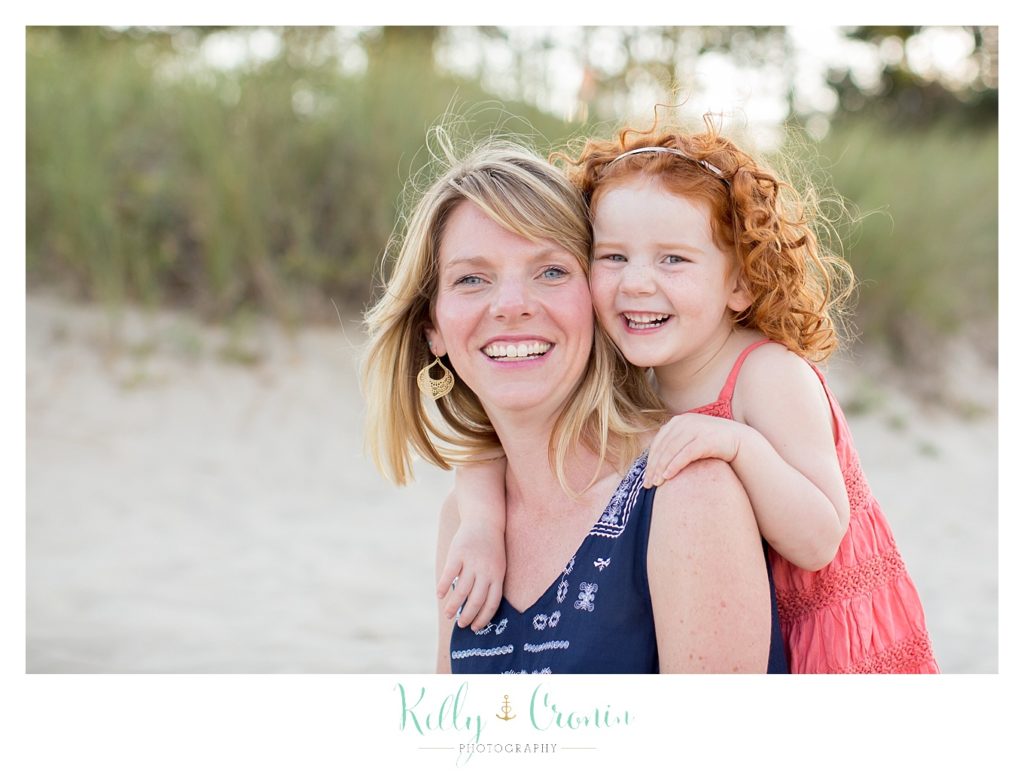 A redheaded girl hugs her mom  | Kelly Cronin Photography | Seaside Photography