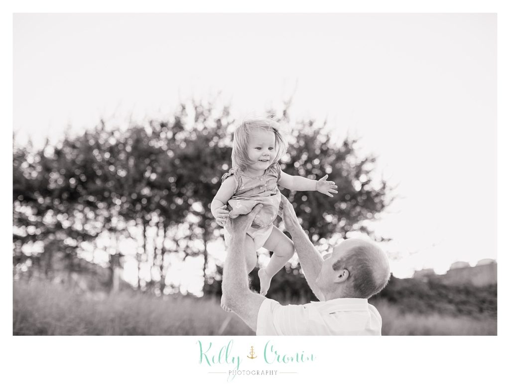 A dad plays with his daughter  | Kelly Cronin Photography | Seaside Photography
