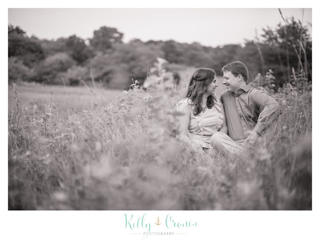 An engaged couple share an intimate moment in Thompson's Field, captured by Kelly Cronin Photography. 