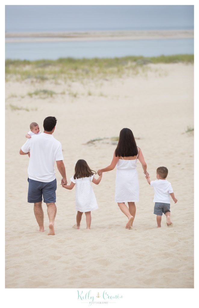 A family takes a walk  | Kelly Cronin Photography | Seaside Session in Cape Cod