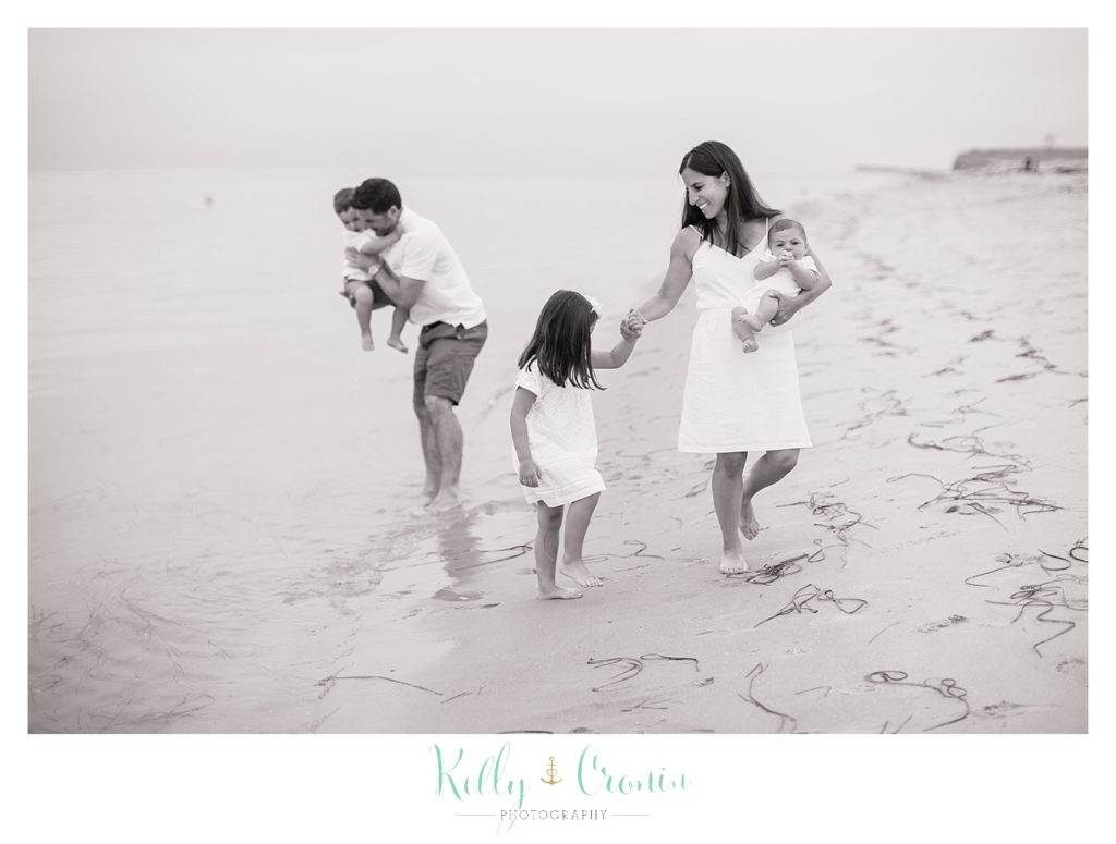 A family plays together  | Kelly Cronin Photography | Seaside Session in Cape Cod