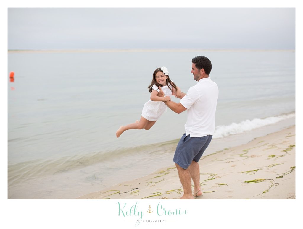 A dad plays with his daughter  | Kelly Cronin Photography | Seaside Session in Cape Cod