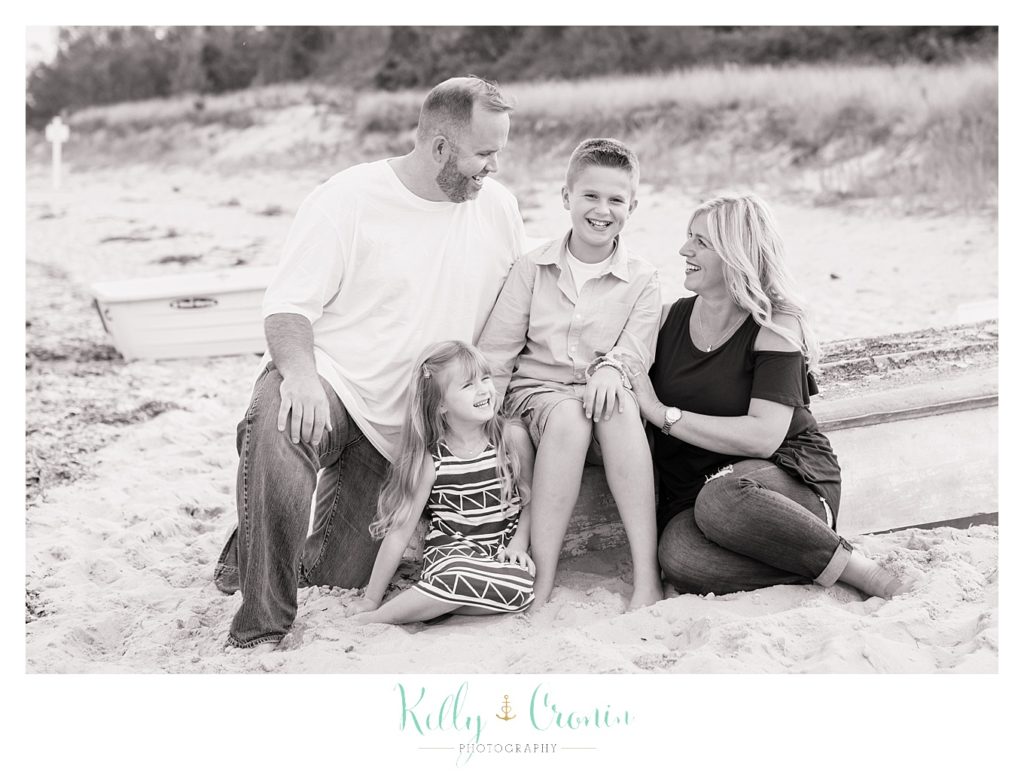 A family sits on the beach | Mini Family Photo Sessions