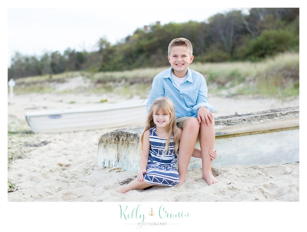 Children sit on the beach | Mini Family Photo Sessions