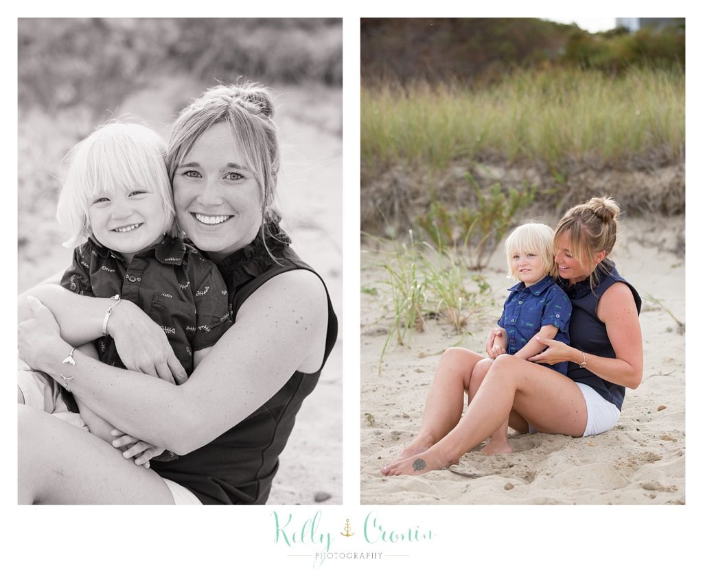 A mom plays with her baby in the sand | Mini Family Photo Sessions